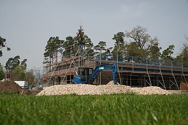 Inzwischen steht der Holzbau und das Dach wird aufgebaut, zudem hat der Innenausbau begonnen. Foto: Michael Lindner/ Stadt Günzburg