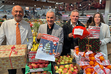 Sie alle hoffen auf eine rege Beteiligung an der Wunschbaumaktion (von links): Roland Bernert (Marktleiter V-Markt Günzburg), Oberbürgermeister Gerhard Jauernig, Caritas-Geschäftsführer Mathias Abel und Petra Faber (Koordinatorin der Tafel). Foto: Michael Lindner/Stadt Günzburg