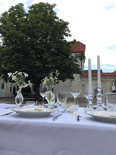 Beim Dîner en blanc geht es vor allem um ein geselliges Miteinander unter freiem Himmel mit leckeren mitgebrachten Speisen und Getränken. Foto: Stefanie Remmele/ Stadt Günzburg