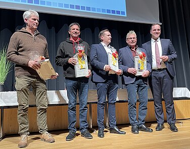 Die Sparkassenpreise als Auszeichnung für besondere Verdienste im Ehrenamt, verliehen durch den stellvertretenden Sparkassenvorsitzenden Daniel Gastl (rechts), erhielten (von links) Rudolf Saßen (VfL Günzburg), Manfred Mayrhofer (TSV Wasserburg), Daniel Szerman (FC Günzburg) und Johann Rausch (DAV Günzburg). Foto: Michael Lindner/Stadt Günzburg