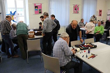 Reparieren statt Wegwerfen: Beim Repair-Café am 16. November sind Bürger dazu eingeladen, ihre kaputten Gegenstände mitzubringen und sie gemeinsam mit Fachleuten zu reparieren. Foto: Norbert Mäusle/vhs Günzburg