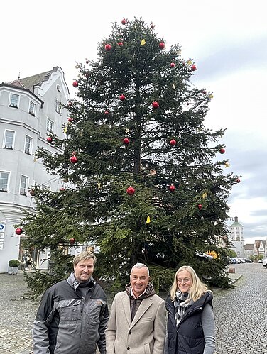 Günzburgs Oberbürgermeister Gerhard Jauernig freut sich über das Engagement der beiden Geschäftsführer von Elektro Mörz, Ferdinand und Corinna Birzele, die die neue LED-Weihnachtsbeleuchtung gespendet haben. Foto: Michael Lindner/Stadt Günzburg