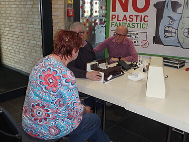 Beim Repair-Café am 5. April im Wertstoffzentrum Leipheim sind Bürger dazu eingeladen, ihre kaputten Gegenstände mitzubringen und sie gemeinsam mit Fachleuten zu reparieren. Foto: Norbert Mäusle/vhs Günzburg