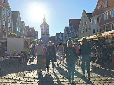 Geöffnete Ladengeschäfte und Marktstände laden am 13. Oktober in die Günzburger Altstadt zum Herbstmarkt ein. Foto: Julia Ehrlich/ Stadt Günzburg