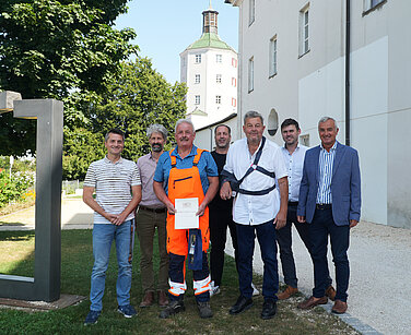 Oberbürgermeister Gerhard Jauernig (rechts) gratulierte Helmut Distler (Dritter von links) zum 25. Dienstjubiläum und verabschiedete Gerhard Grießmayr (Dritter von rechts) in den Ruhestand. Foto: Johanna Hofgärtner/ Stadt Günzburg