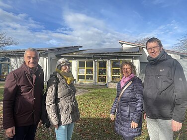 Günzburgs Oberbürgermeister Gerhard Jauernig (links) und Christian Geipel vom städtischen Bauamt freuen sich über die von der Sonnendach-Gesellschaft geschenkte Fotovoltaikanlage auf dem Dach des Kindergartens Kunterbunt in Wasserburg. Zur Übergabe kamen die beiden Gesellschafter Rita Jubt (Zweite von links) und Sonja Czermin. Foto: Michael Lindner/Stadt Günzburg