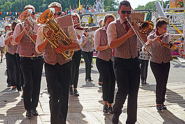 Der Festumzug mit den prächtigen Fahnen der Vereine und schwungvoller Marschmusik von mehreren Kapellen bildet am 9. August traditionell den Auftakt zum Volksfest.