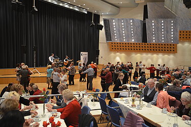 Beschwingt durch den Nachmittag: Die Stadt Günzburg lädt am 25.  November wieder zum Kathreintanz ins Forum am Hofgarten ein. Foto: Sabrina Schmidt/ Stadt Günzburg