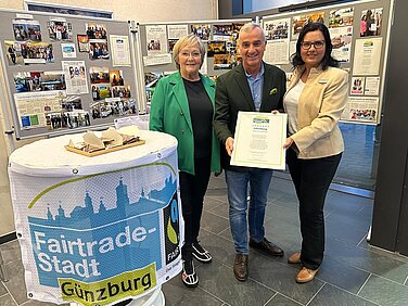 Seit 10 Jahren Fairtrade-Stadt. Für dieses Bekenntnis erhielten die Vorsitzende des gleichnamigen Arbeitskreises Dr. Angelika Fischer, Oberbürgermeister Gerhard Jauernig und Wirtschaftsbeauftragte Beate Agemar eine Urkunde. Foto: Tanja Sailer, Stadt Günzburg