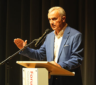 Oberbürgermeister Gerhard Jauernig brachte die Besucher auf den Stand der aktuellen Vorhaben in Günzburg. Foto: Michael Lindner/Stadt Günzburg