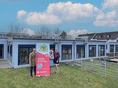 Oberbürgermeister Gerhard Jauernig, Einrichtungsleiterin Karina Ullmann (Mitte) und die Abwesenheitsvertretung Anna Demharter freuen sich über die Rückkehr des Johanniter-Kinderhauses nach Denzingen. Foto: Michael Lindner/Stadt Günzburg