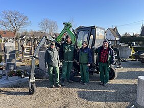 Die Arbeit der Friedhofsmitarbeiter wird durch einen neuen Minibagger erleichtert. Foto: Johanna Hofgärtner/Stadt Günzburg