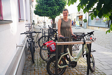 Die Radverkehrsbeauftragte der Stadt Günzburg Daniela Fischer präsentiert die neuen Anlehnbügel in der Innenstadt. Foto: Michael Lindner/Stadt Günzburg