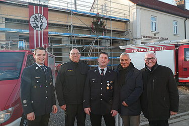 Sie alle freuen sich über den Fortschritt der Arbeiten am Feuerwehrhaus Deffingen (von links): Deffingens Kommandant Manuel Sauter, Kreisbrandrat Stefan Müller, Vereinsvorstand Jürgen Stuhlmüller, Oberbürgermeister Gerhard Jauernig und Feuerwehrreferent Ferdinand Munk. Foto: Michael Lindner/Stadt Günzburg