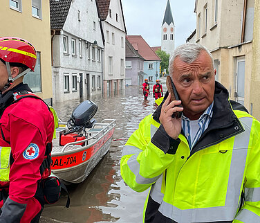Günzburgs Oberbürgermeister Gerhard Jauernig machte sich häufig ein Bild von der Hochwasserlage, um entsprechend handeln zu können. Foto: Michael Lindner / Stadt Günzburg