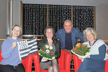 Oberbürgermeister Gerhard Jauernig und Kulturamtsleiterin Karin Scheuermann (links) gratulieren Carolin Kleinberg (Zweite von links) und Nicola Hirner (rechts) zur Neugründung des Partnerschaftskomitees Günzburg-Lannion. Foto: Stefanie Remmele/Stadt Günzburg