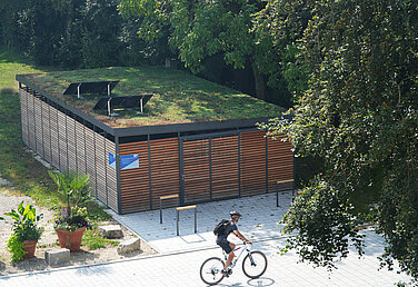 Auf der Fahrradabstellanlage neben dem Hofgarten sind nun zwei Miniphotovoltaikanlagen installiert. Damit können E-Bikes künftig mit Sonnenstrom geladen werden. Foto: Michael Lindner/ Stadt Günzburg