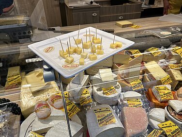 Gemeinsam mit dem Günzburger Wochenmarkt findet am 29. Oktober ein „Verkostungsmarkt“ statt, bei dem Produkte der Marktstände und örtlichen Geschäfte probiert werden können. Foto: Julia Ehrlich/ Stadt Günzburg