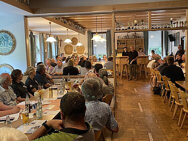 Etwa 75 Vereinsvertreter waren zum Runden Tisch der Vereine erschienen. In geselliger Runde tauschten sich die Teilnehmer in Nornheim über verschiedene Themen aus. Foto: Michael Lindner/ Stadt Günzburg