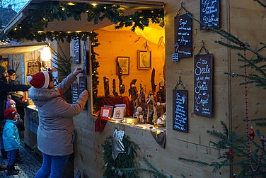 Der Dossenbergerhof verwandelt sich vom 4. bis 7. Dezember in ein festlich geschmücktes Weihnachtsdorf und bietet neben kulinarischen Leckerbissen kunsthandwerkliche Geschenke.   Foto: Julia Ehrlich/ Stadt Günzburg