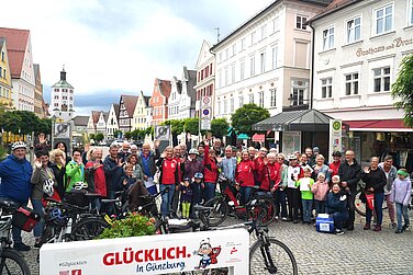 Klimaschutzmanagerin Daniela Fischer (rechts) und Oberbürgermeister Gerhard Jauernig (Mitte) zeichnen die Gewinner des Stadtradelns 2024 aus. Foto: Gianluca Nowak/Stadt Günzburg