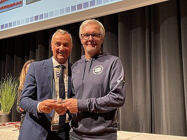 Manfred Klimke nahm für überragende Leistungen in der Kategorie Schwimmen den Ehrenpreis von Oberbürgermeisters Gerhard Jauernig entgegen. Foto: Michael Lindner/Stadt Günzburg