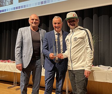 Marco Hepp (rechts) ist Welt- und Europameister im Speed-Skydiving und wurde von Oberbürgermeister Gerhard Jauernig und Dr. Joachim Bandlow ausgezeichnet. Foto: Michael Lindner/Stadt Günzburg