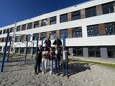 Sie alle freuen sich über den Abschluss der energetischen Sanierung der Grund- und Mittelschule Wasserburg: (hinten von links) Günzburgs Oberbürgermeister Gerhard Jauernig und Bubesheims Bürgermeister Gerhard Sobczyk, (vorne von links) Günzburgs Hauptamtsleiter Walter Müller, die neue Rektorin Sabine Krehut, Sabine Ertle (Bürgermeisterin von Kötz), Schulamtsdirektor Robert Kaifer und Andreas Nautscher vom gleichnamigen Architekturbüro. Foto: Michael Lindner/Stadt Günzburg